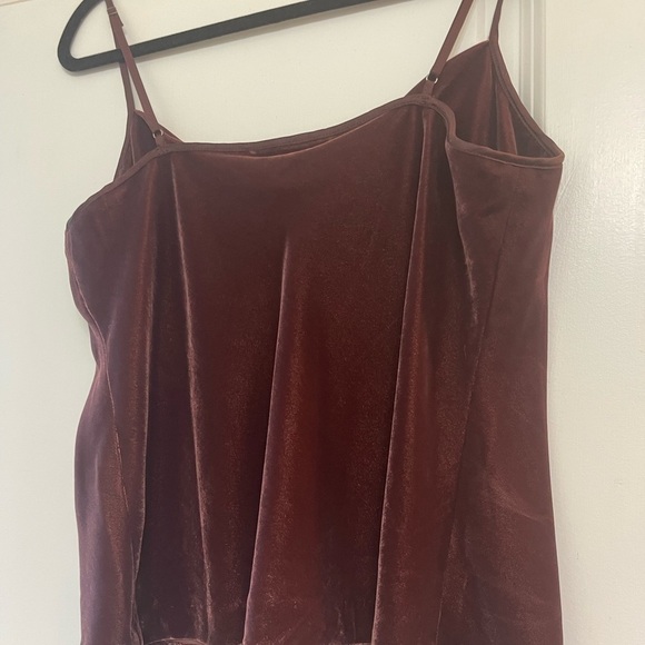 NWT banana republic- Petite Velvet Cowl-Neck Camisole Bordeaux - MP - Picture 3 of 3